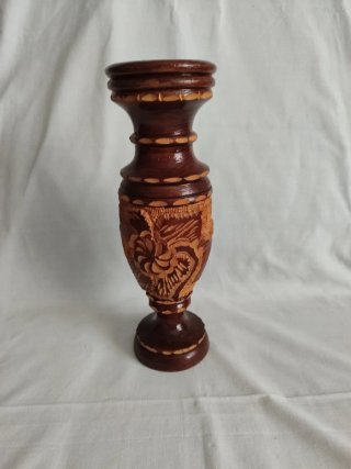 Jarrón de madera tallada