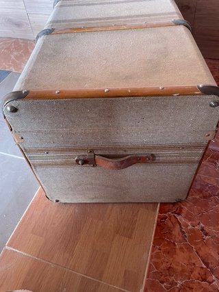 Baúl antiguo madera y detalles en tela