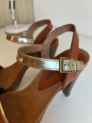 Sandalias de tacón marrón y dorado