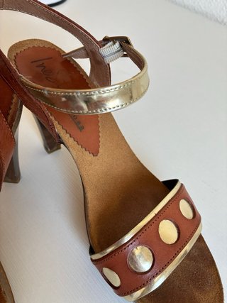 Sandalias de tacón marrón y dorado
