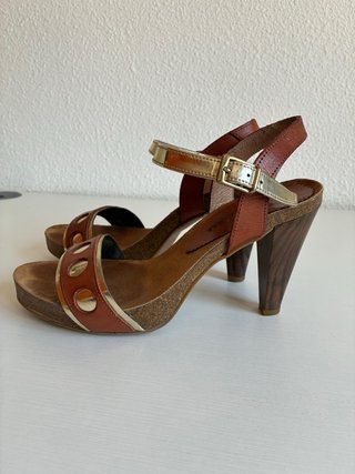 Sandalias de tacón marrón y dorado