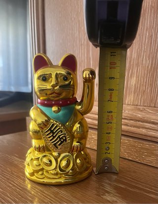 Gato de la suerte dorado asiático