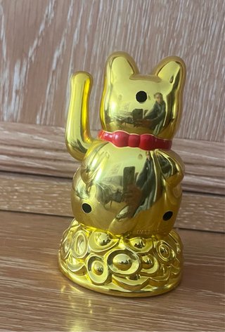 Gato de la suerte dorado asiático