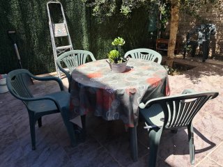 Mesa y 4 Sillas de Jardín Plástico