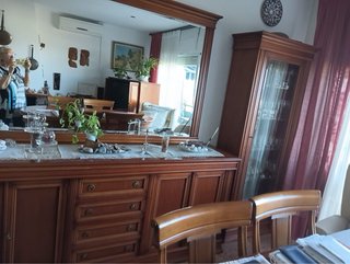 Mueble de madera maciza