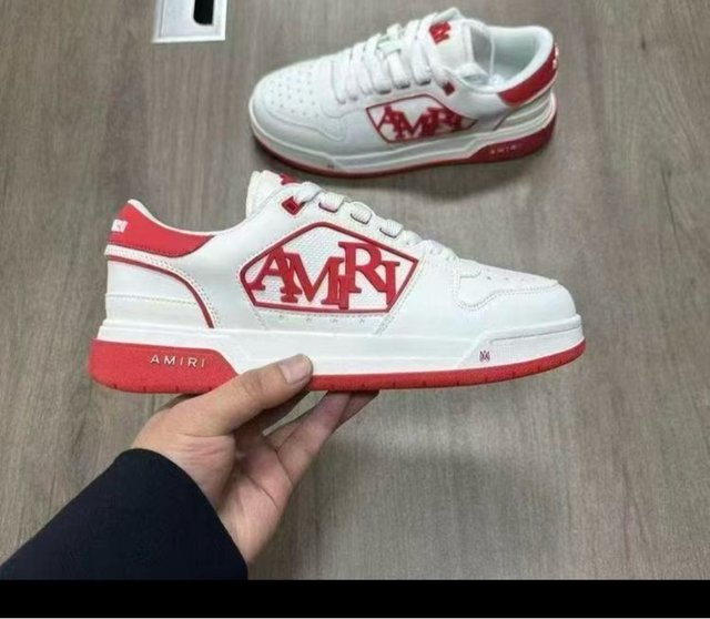 Tenis Amiri grises y blancos