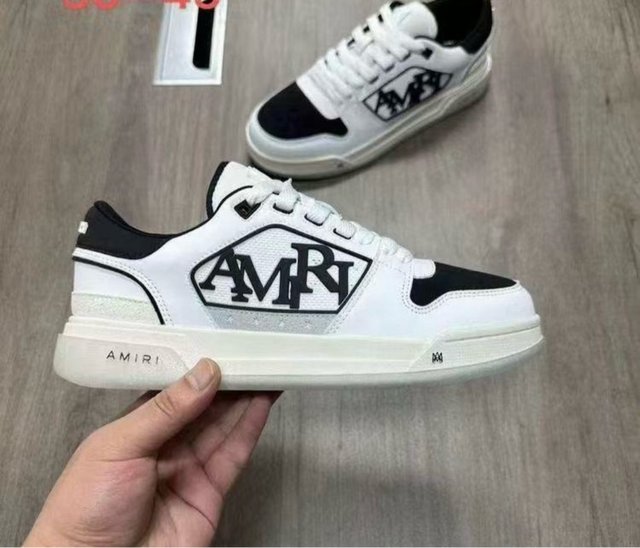 Tenis Amiri grises y blancos