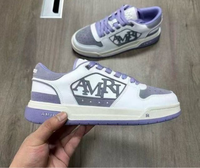Tenis Amiri grises y blancos