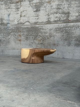 Mesa de centro con pie Mosi de madera maciza