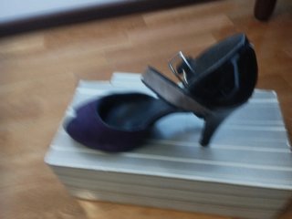 Zapatos de fiesta negros y morados