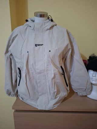 Chubasquero beige con capucha