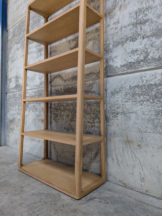 Estantería Maymai con estructura de madera maciza de roble 90 x 193 cm