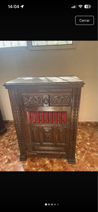 Mueble de madera antiguo con detalles