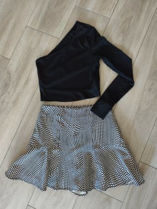 Conjunto top asimétrico y falda estampada