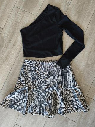 Conjunto top asimétrico y falda estampada