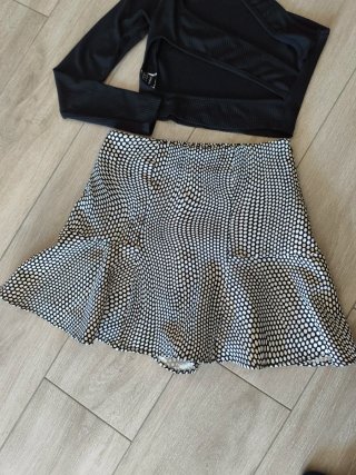 Conjunto top asimétrico y falda estampada