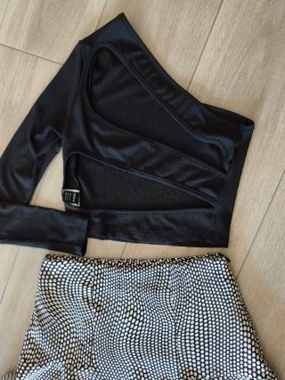 Conjunto top asimétrico y falda estampada
