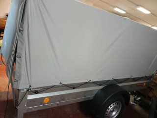 Remolque cubierto gris