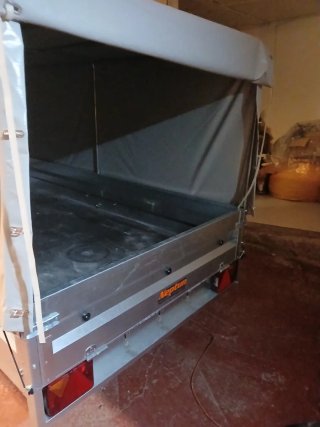 Remolque cubierto gris