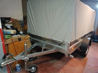 Remolque cubierto gris