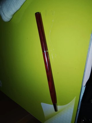 Bolígrafo de madera color rojo