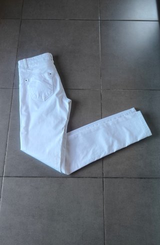 Pantalón blanco Stradivarius