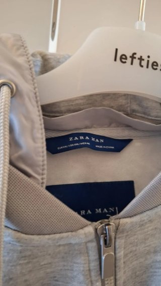 Chaqueta Zara Gris con Cremallera y Capucha