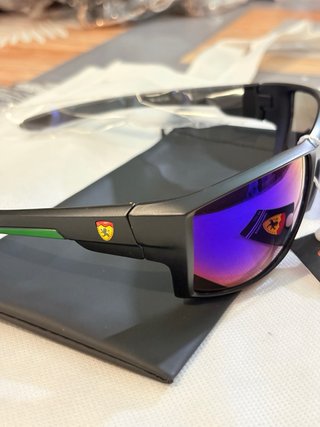 Gafas de sol deportivas azules y negras