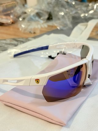 Gafas de sol deportivas azules y negras