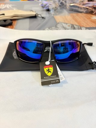 Gafas de sol deportivas azules y negras