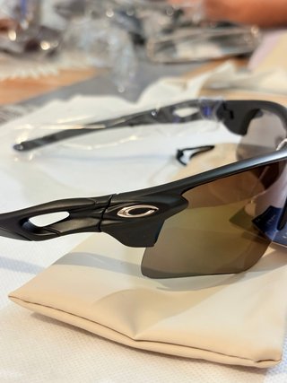 Gafas de sol deportivas azules y negras