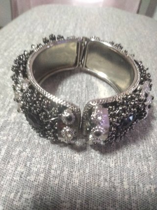 Pulsera brazalete pedrería blanco y negro