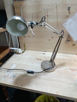 Lámpara de escritorio metálica dirigible