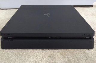 PS4 Slim Sony Negra + 2 Mandos