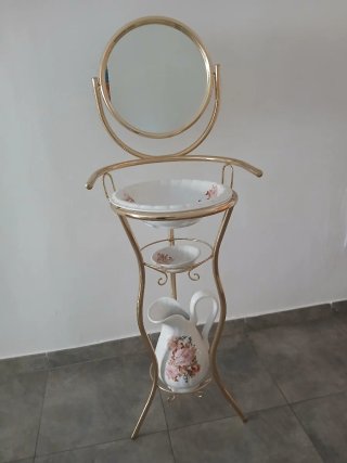 Lavabo antiguo dorado con espejo y jarra
