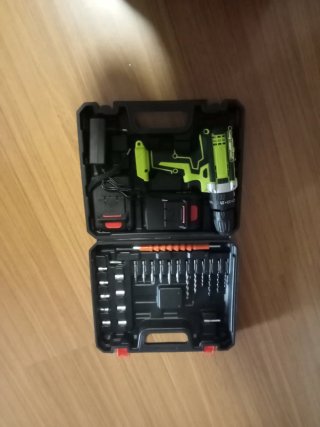 Taladro a batería con maletín y accesorios