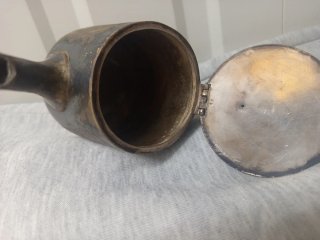 Tetera antigua de metal con grabado