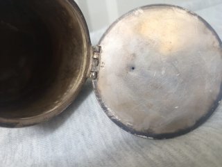 Tetera antigua de metal con grabado