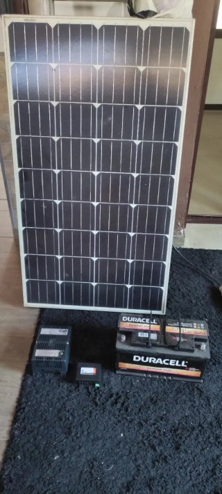 Placa solar, regulador, batería y cargador