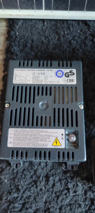 Placa solar, regulador, batería y cargador
