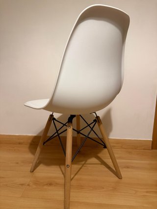 Silla moderna blanca y madera