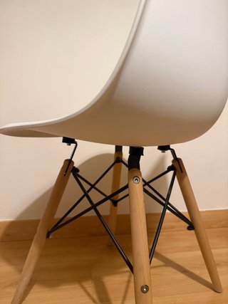 Silla moderna blanca y madera