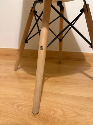 Silla moderna blanca y madera