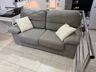 Sofá gris elegante y cómodo