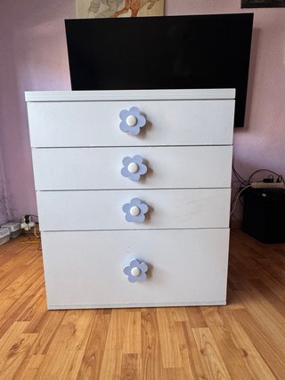 Cómoda infantil IKEA blanca y morada.