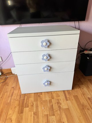 Cómoda infantil IKEA blanca y morada.