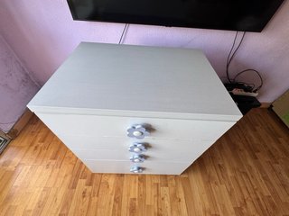 Cómoda infantil IKEA blanca y morada.