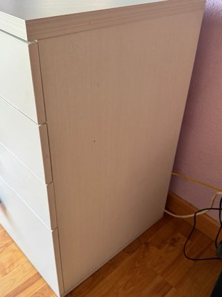Cómoda infantil IKEA blanca y morada.