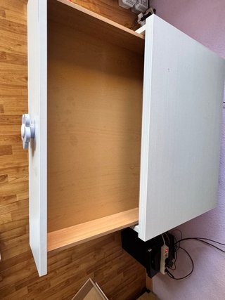 Cómoda infantil IKEA blanca y morada.