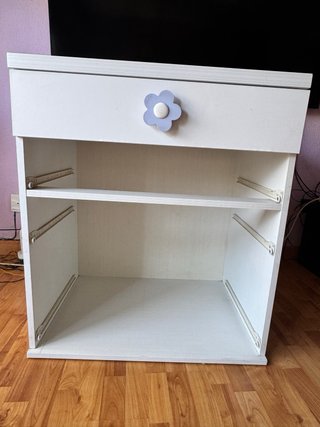 Cómoda infantil IKEA blanca y morada.